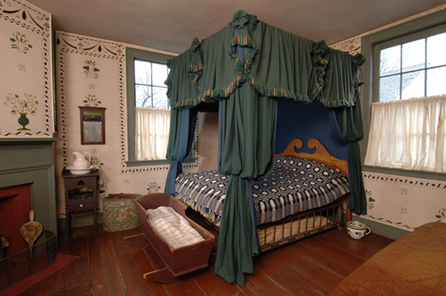 Bed hanging from worsted wool in the style of 1835 with polychrome
fringe and rosette and bells.