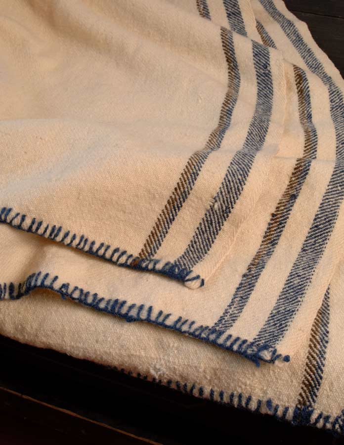 This is a reproduction ofan early 18th century blanket out of
wool with a blanket stitch binding.