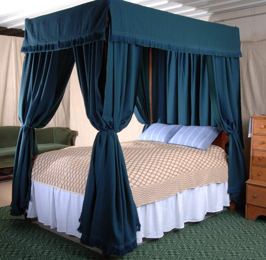 Period bed hanging of figured worsted from Thomas Jackson's
draft book, a float work coverlet, dimity lower valence and geometric ingrain carpet.