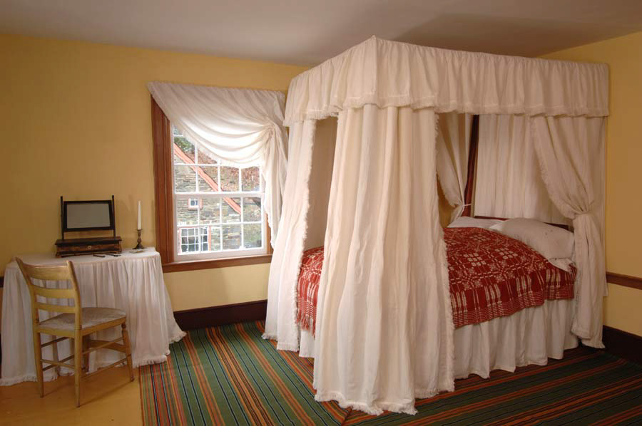 A 1790's even striped herringbone dimity in linen with handwoven
fringe and a festoon curtain.